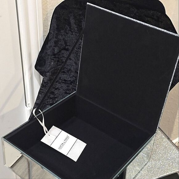 Heaton & Parke 3D Floral Embellished Mirrored Jewelry Box - Picture 4 of 8